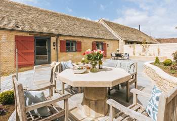 The outdoor dining space for guests staying in Weighbridge End.