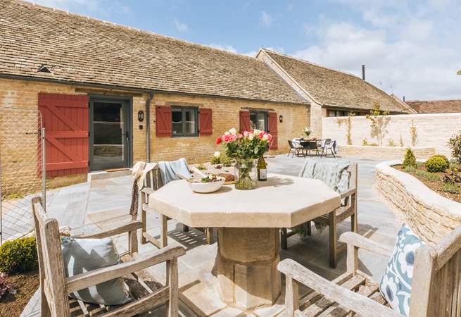 The outdoor dining space for guests staying in Weighbridge End.