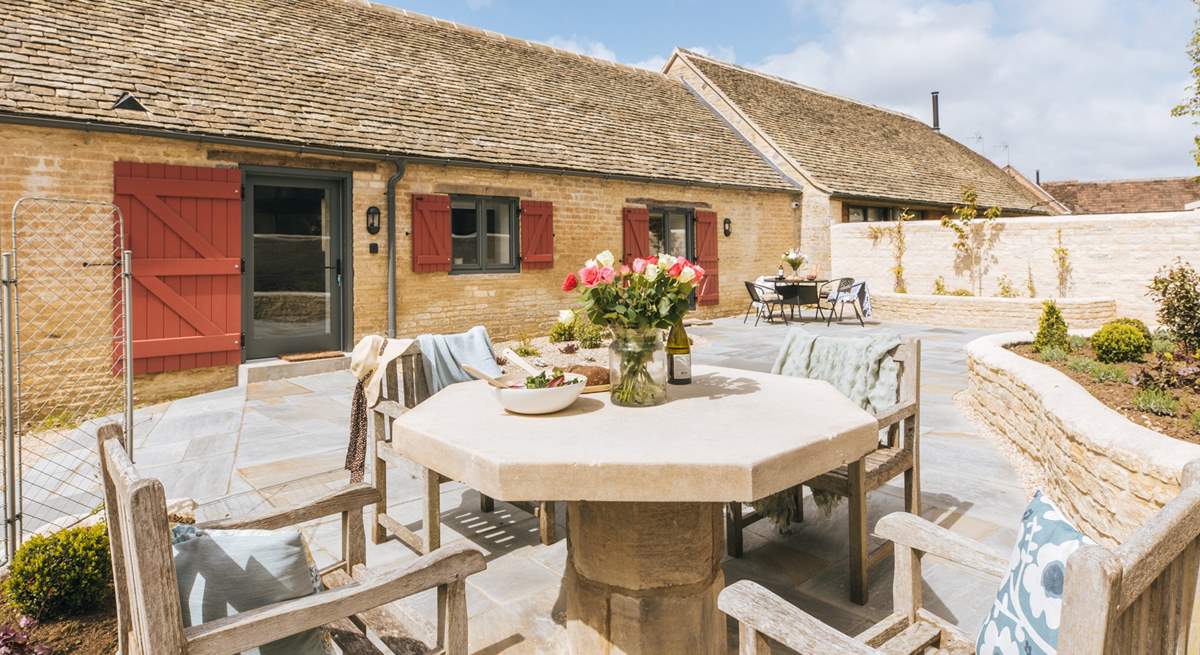 The outdoor dining space for guests staying in Weighbridge End.