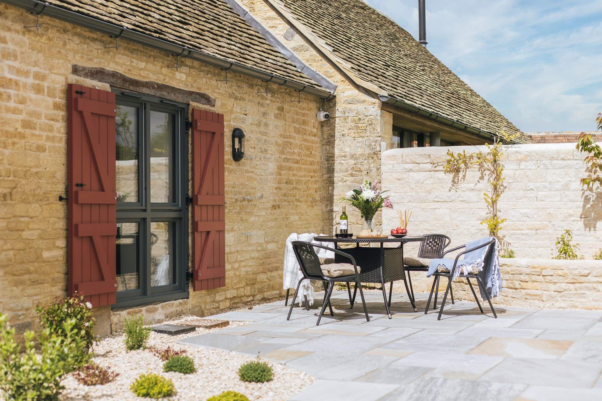 Outside dining for Stable End.