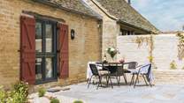 Outside dining for Stable End.