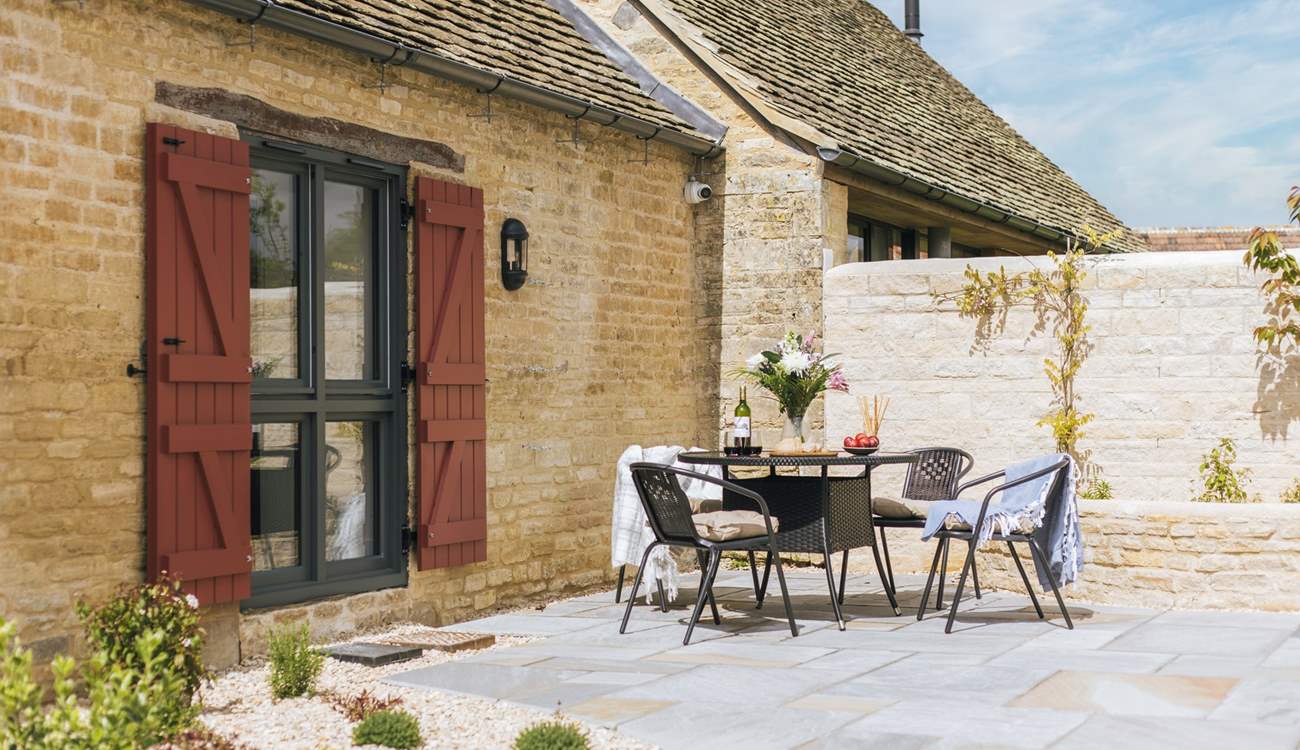 Outside dining for Stable End.