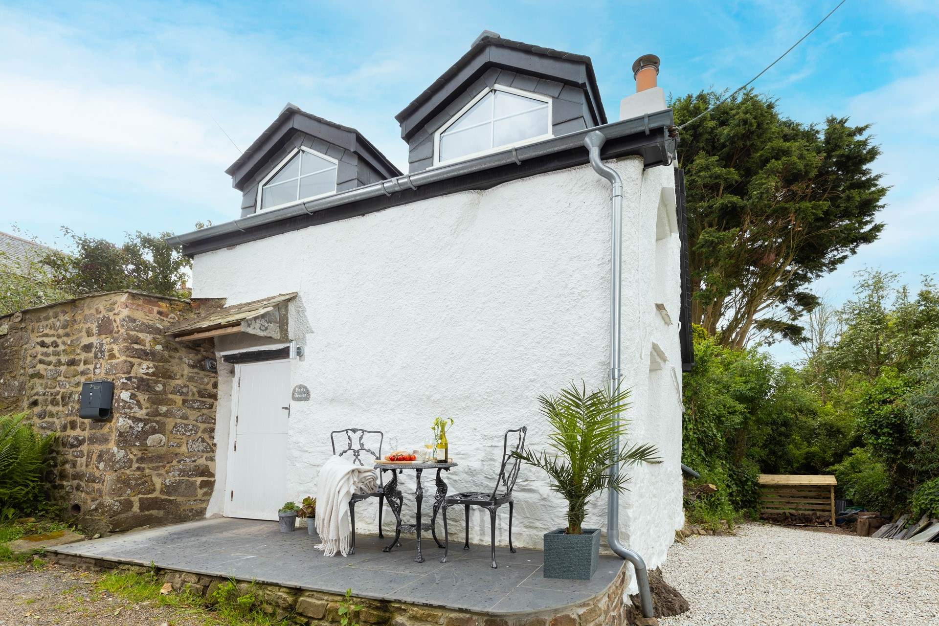 Welcome to Poet's Demise, our bijou yet beautiful bolthole in the heart of north Cornwall.  