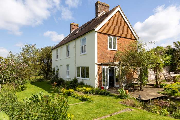 Luffs Farm,Sleeps 9 + 2 cots, 2.5 miles NE of Battle