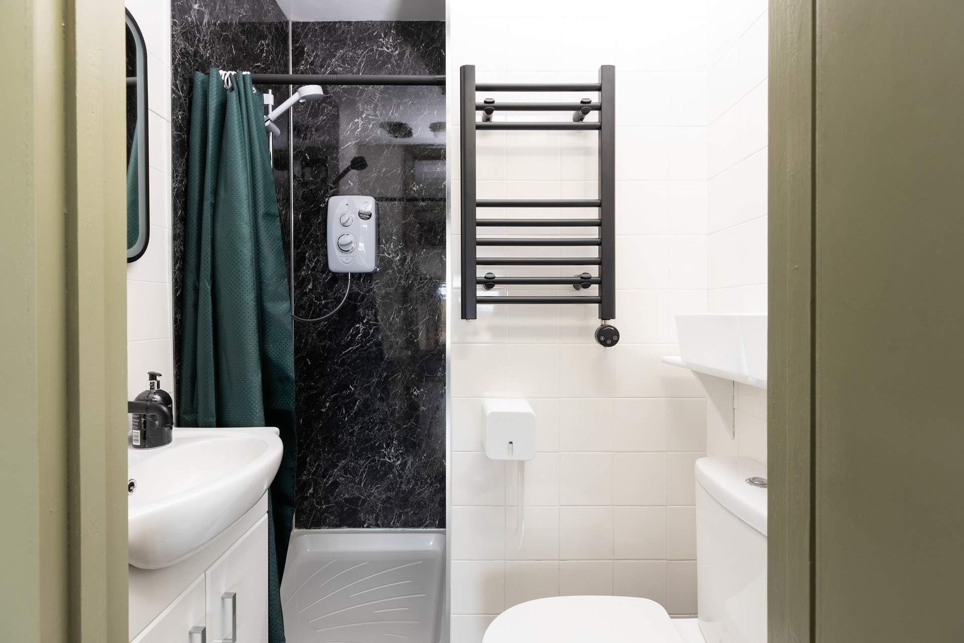 The en suite to the main bedroom.