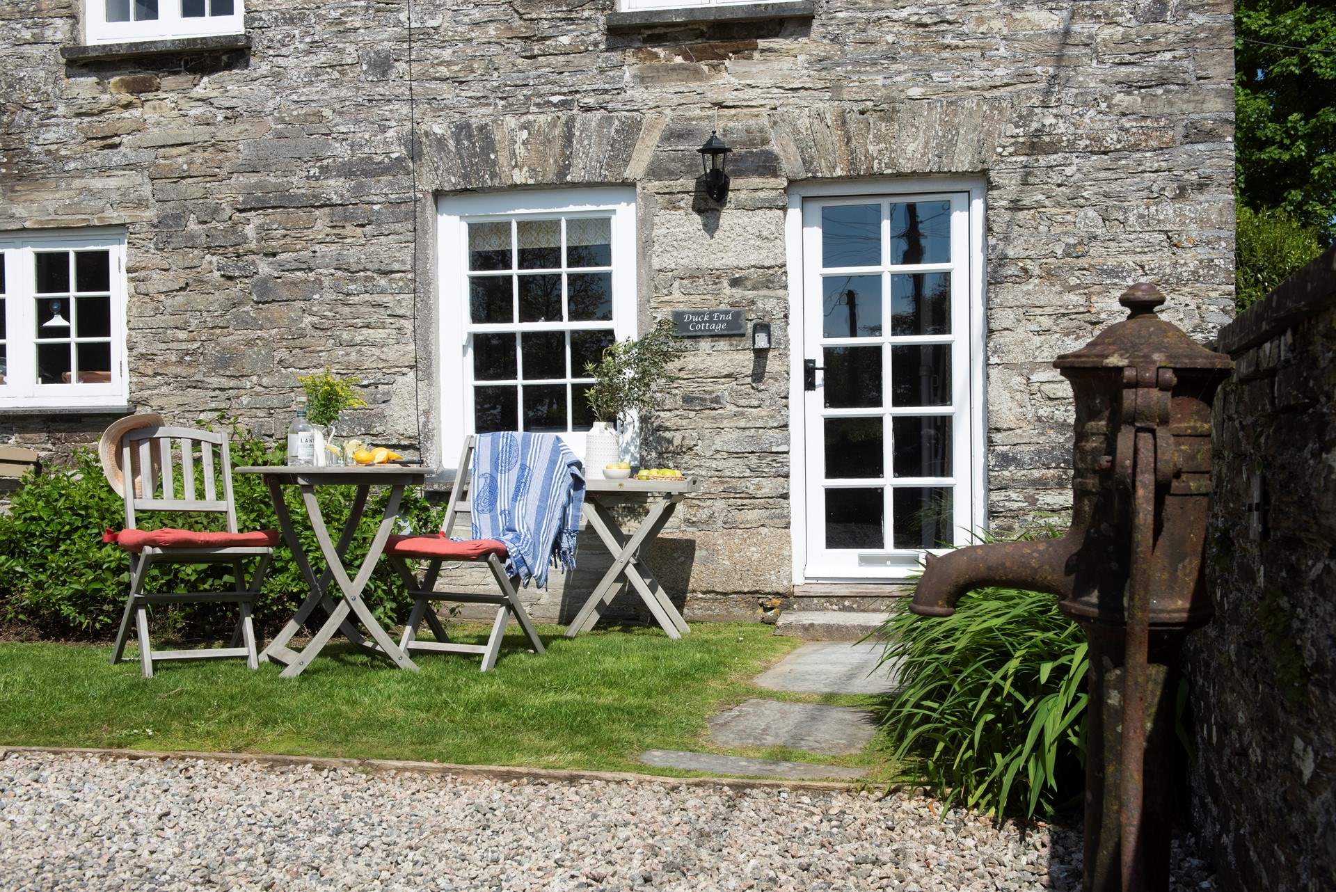 Sit out in the shared courtyard and enjoy the best of the Cornish sunshine.