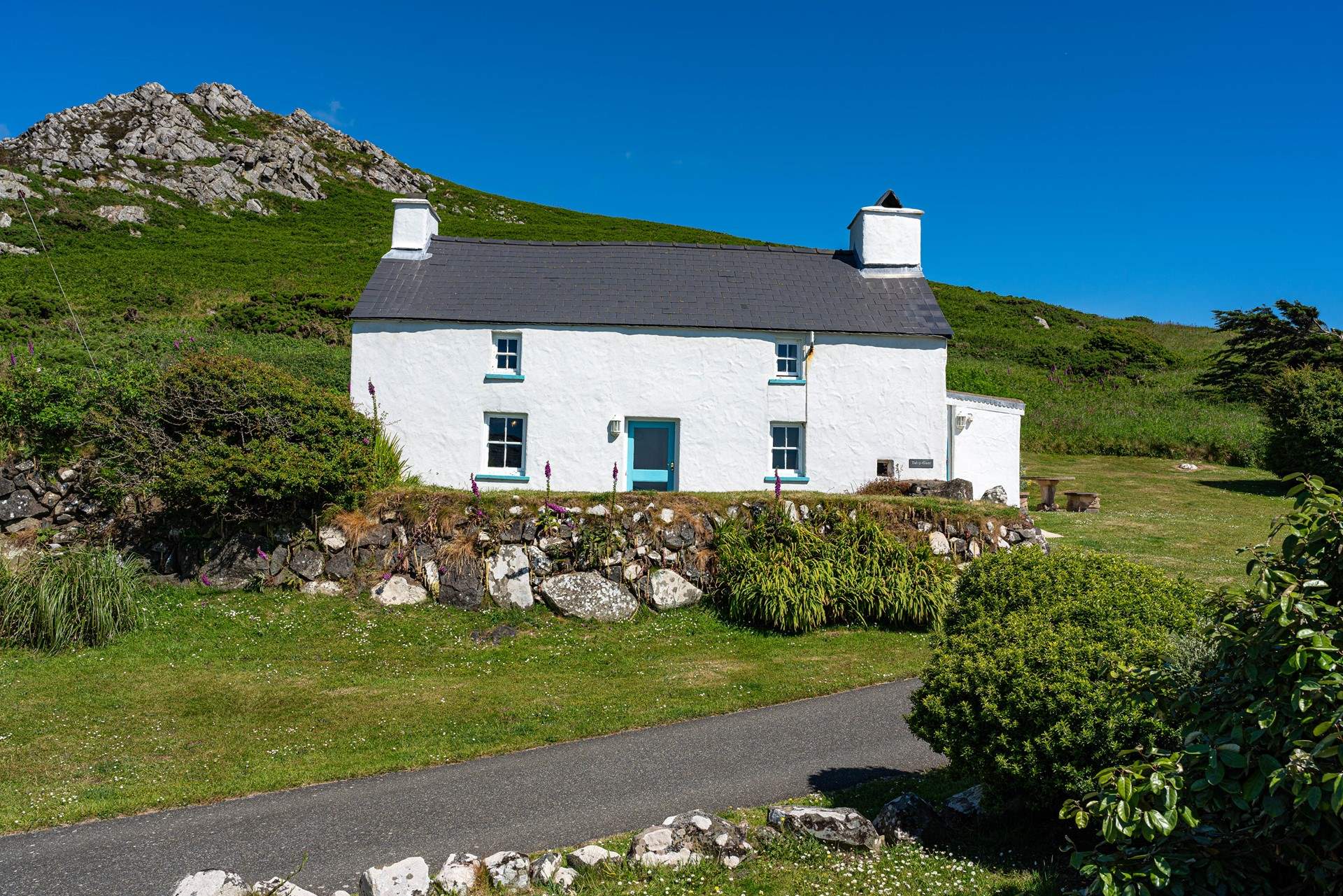 Gorgeous traditional Welsh cottage with captivating sea views across Strumble Head and beyond. 