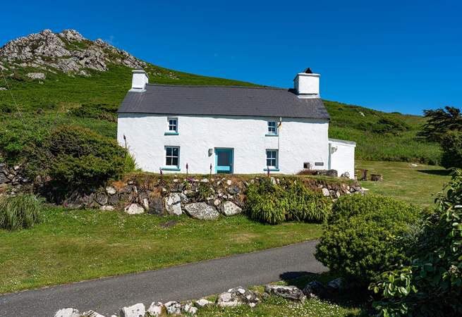 Gorgeous traditional Welsh cottage with captivating sea views across Strumble Head and beyond. 