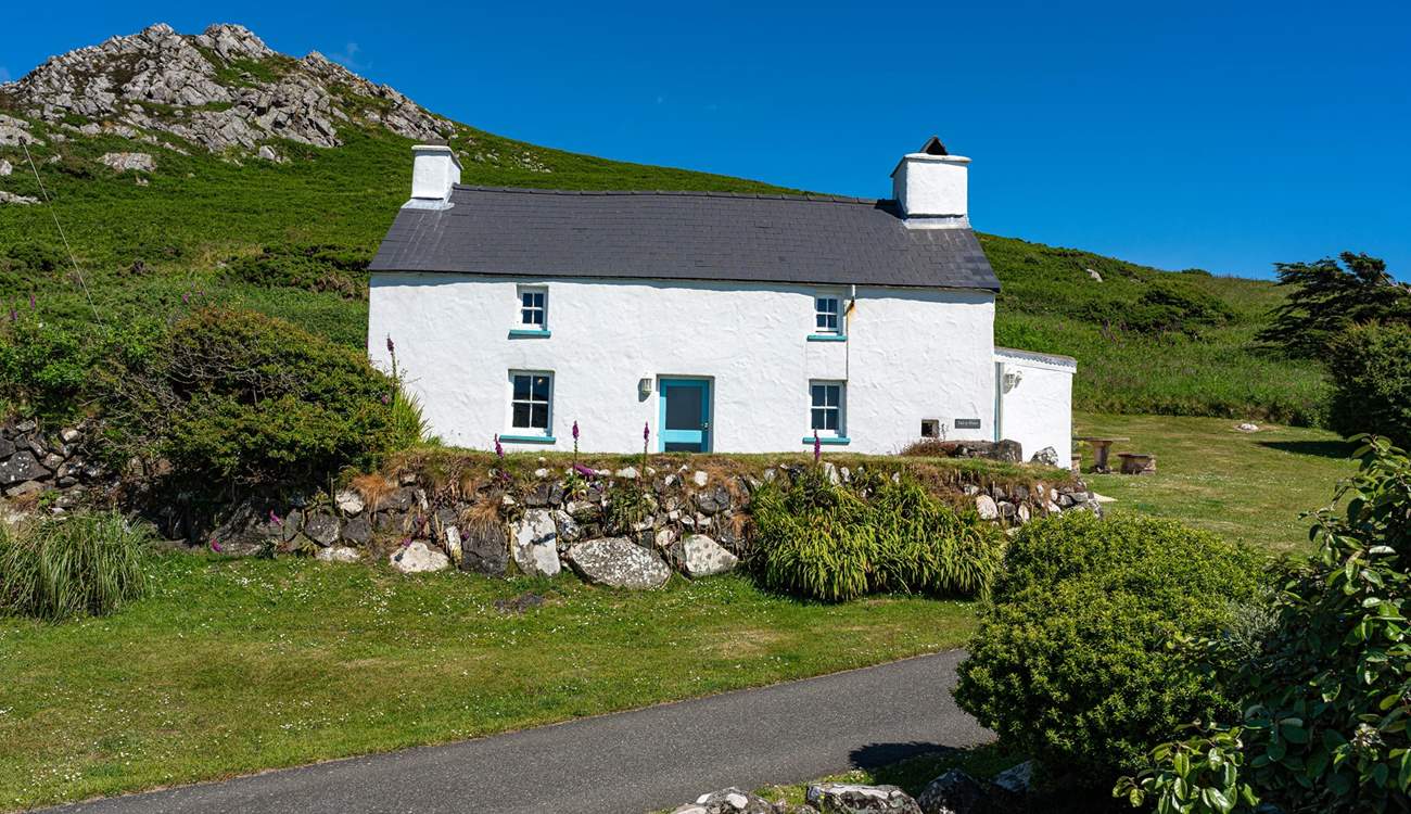 Gorgeous traditional Welsh cottage with captivating sea views across Strumble Head and beyond. 