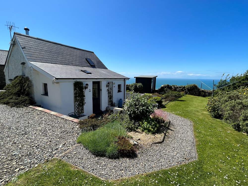 Choose Swn y Morloi (Sound of the Seals) for an enchanting cliff top stay. 