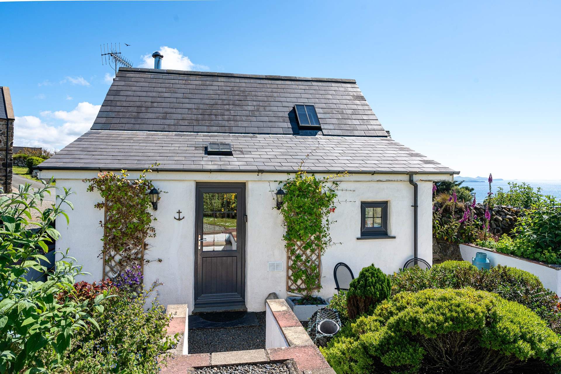 Heavenly holiday cottage surrounded by the sea.