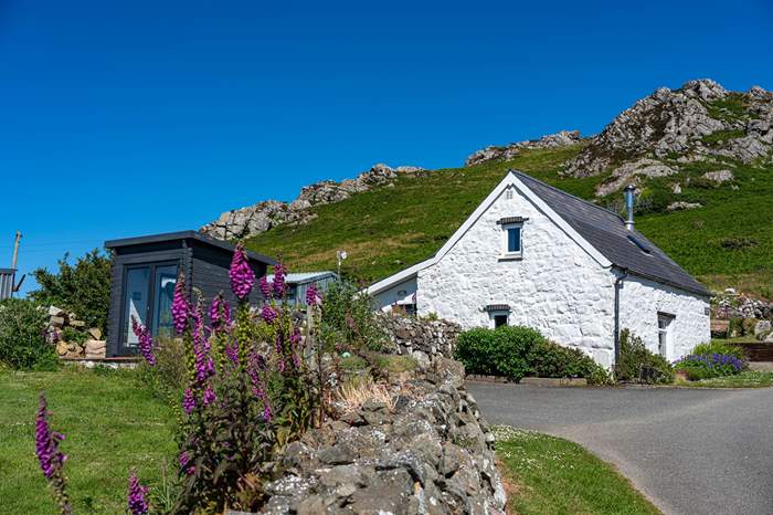 Swn y Morloi Cottage is a 1 bedroom self catering cottage with sea views near Fishguard.