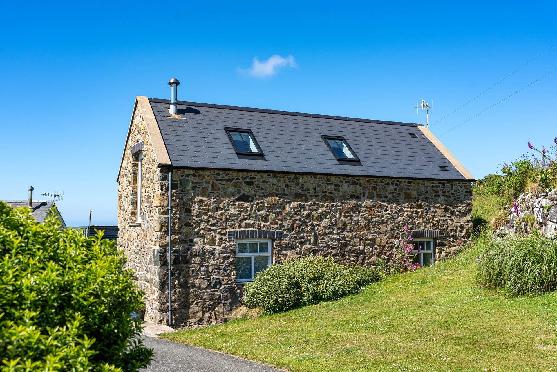 Make spellbinding Ty Blawd you next holiday destination. Enjoy the mesmerising sea views from this romantic Welsh retreat. 