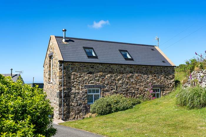 Ty Blawd is a 1 bedroom self catering cottage with sea views near Fishguard.