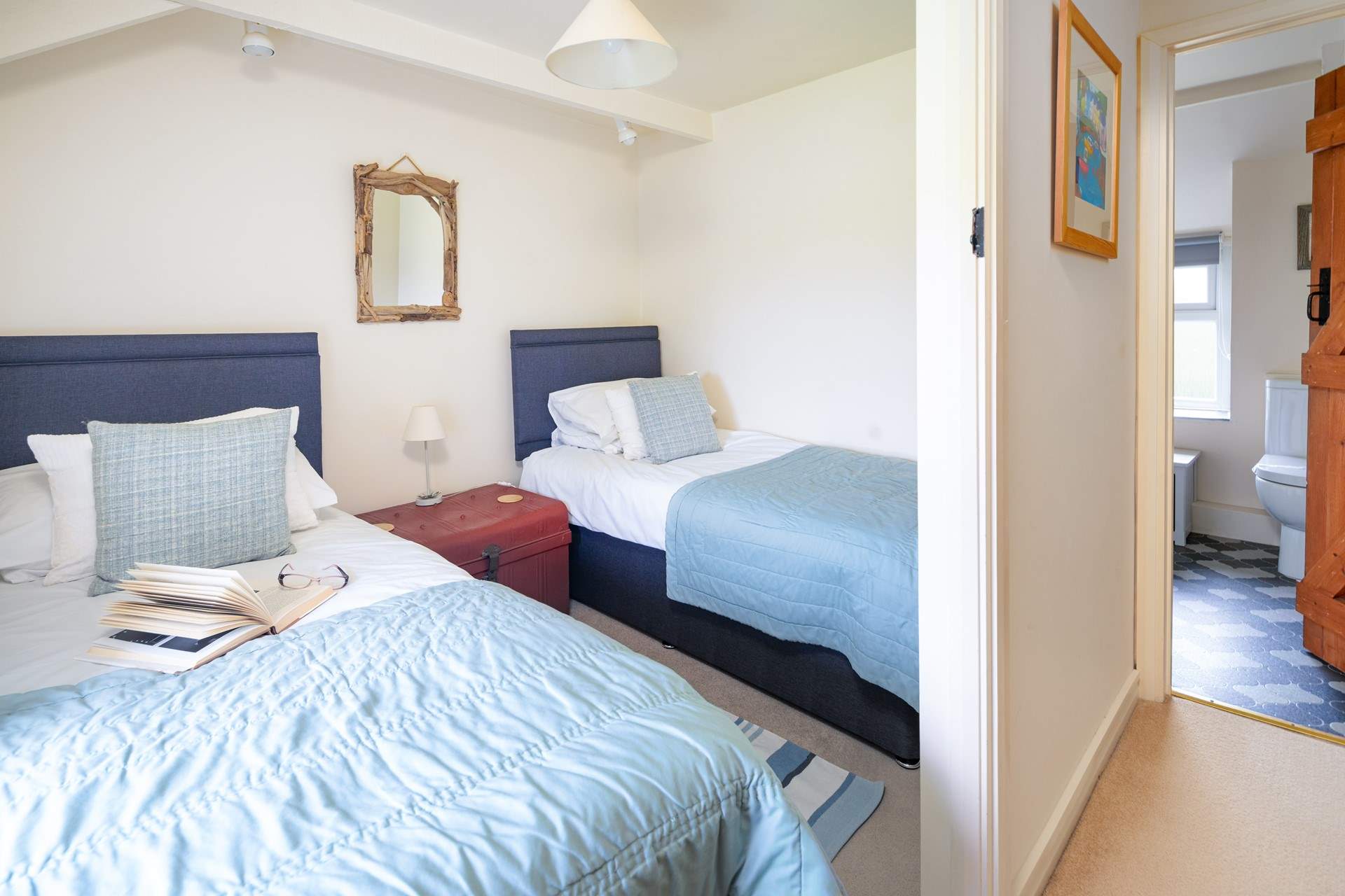 Sweet little twin room opposite the double room.