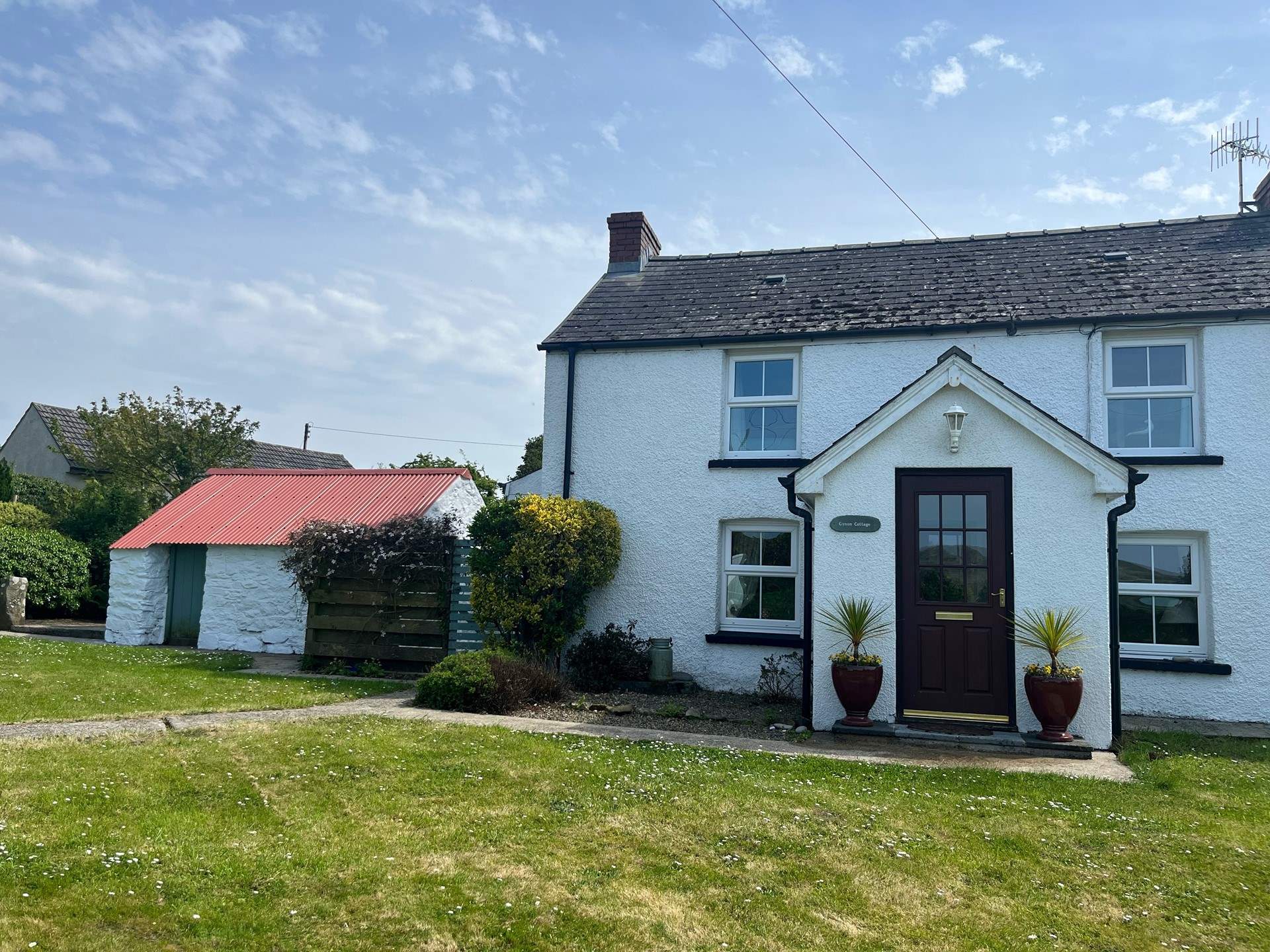 Discover the beauty of the nearby beaches and spectacular Coast Path from heavenly Bwthyn Gynon. 