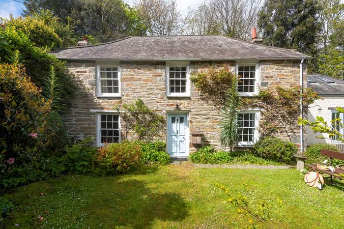 Grove Cottage is a 3 bedroom, dog friendly cottage near the beach in St Agnes, Cornwall.