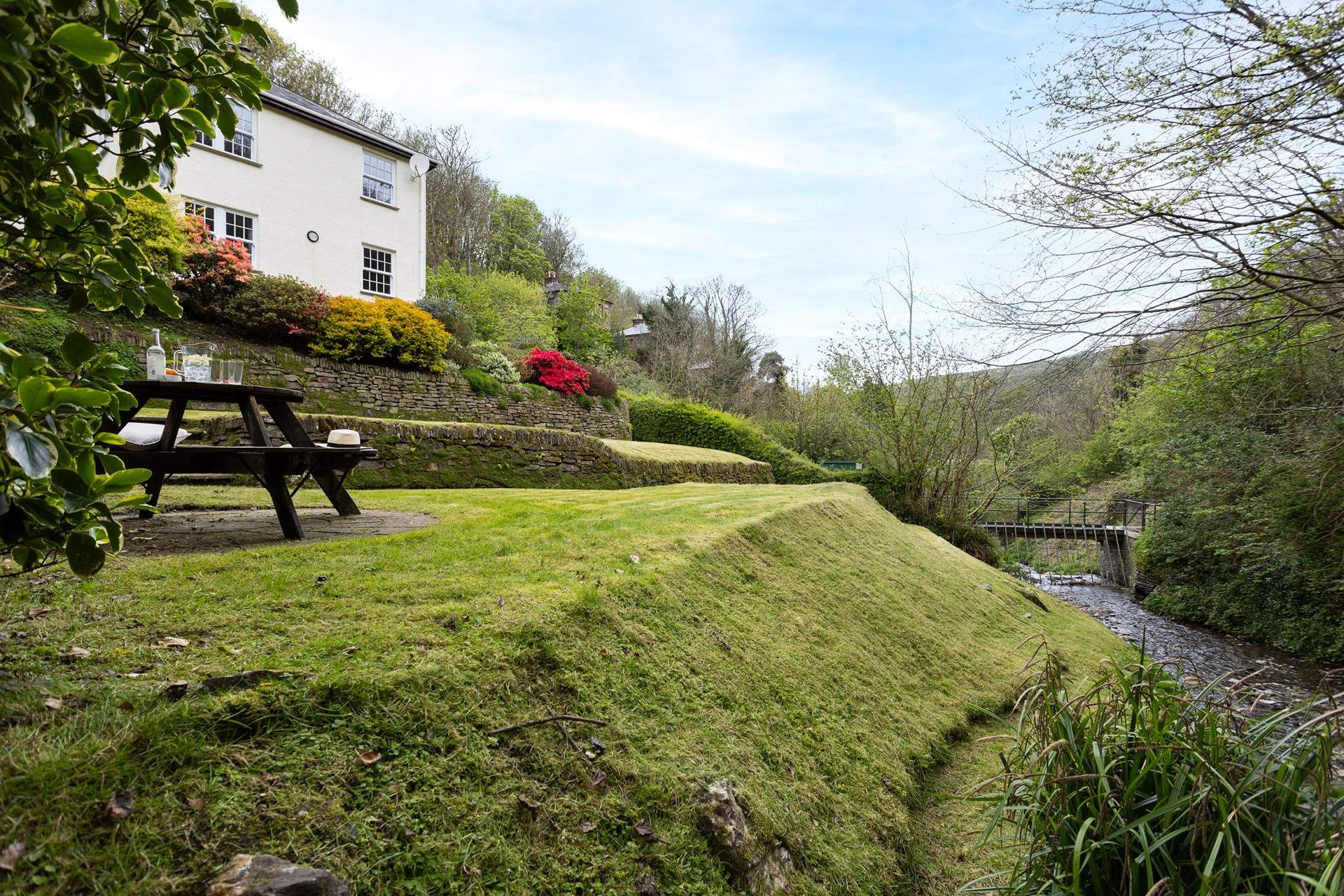 There is a steep slope from the garden to the water below, so please take care.