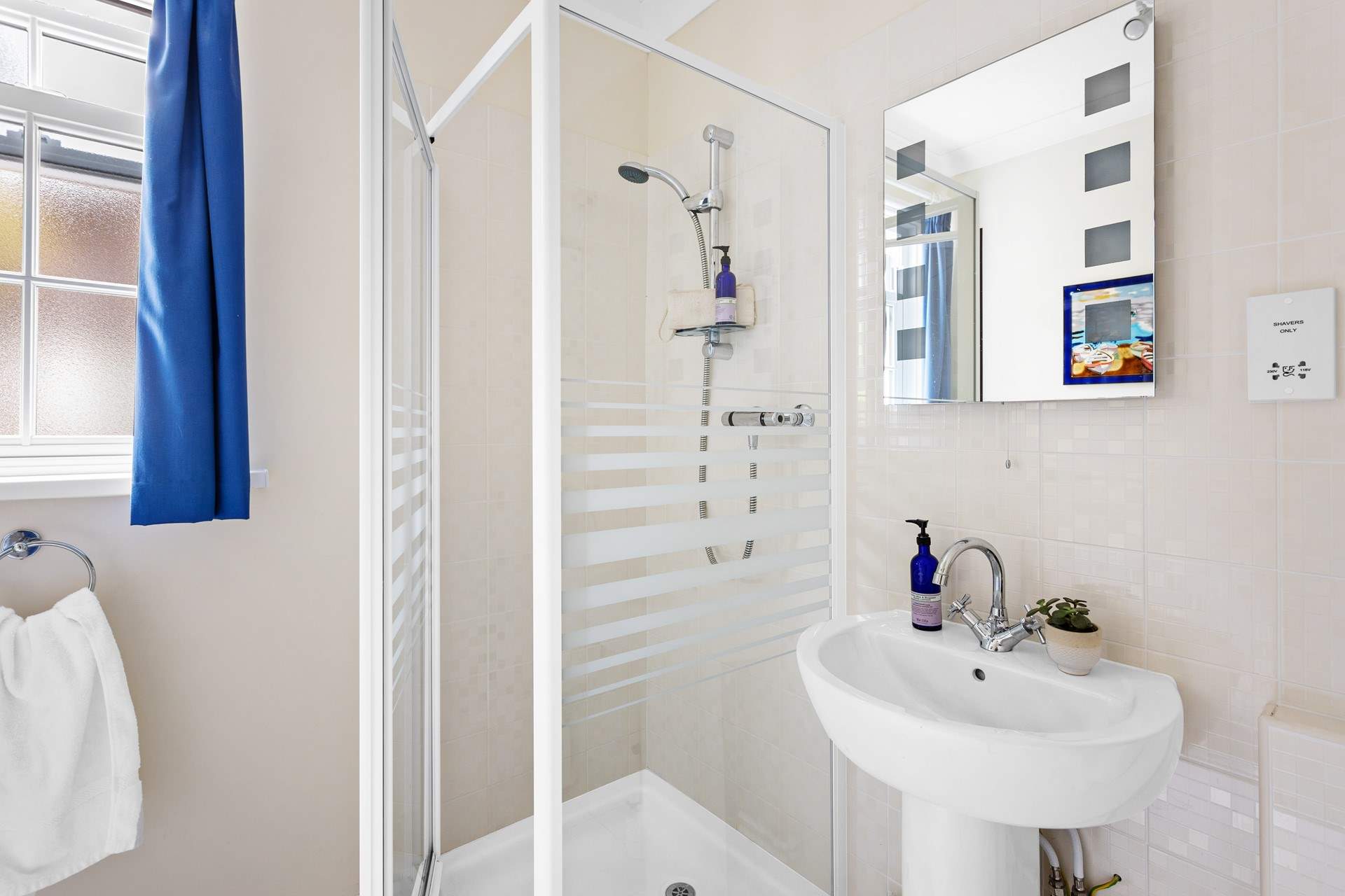 There's also a separate shower-room.