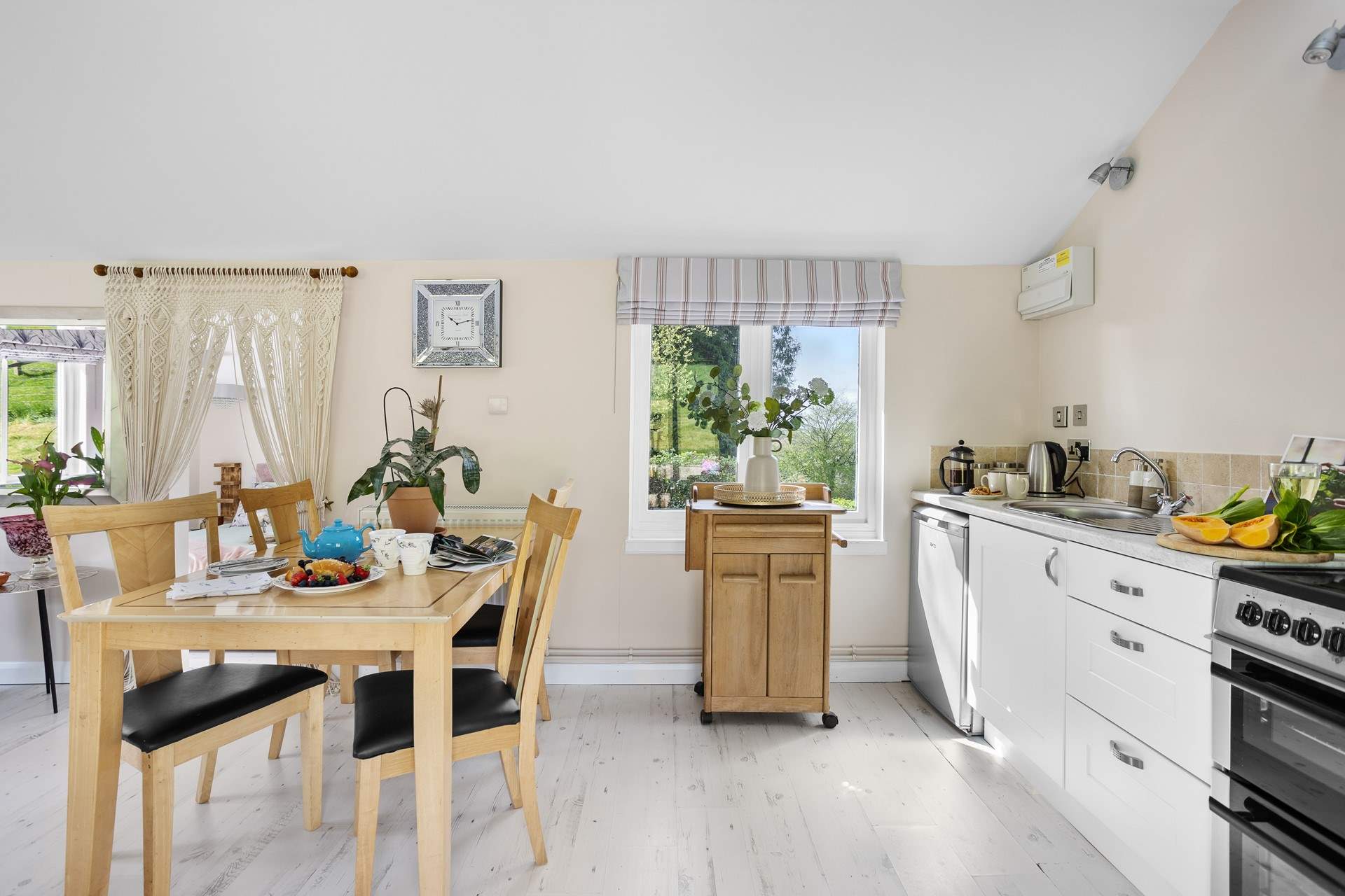 The kitchen is well-equipped, so you can rustle up a tasty morning brunch or a hearty evening supper. 