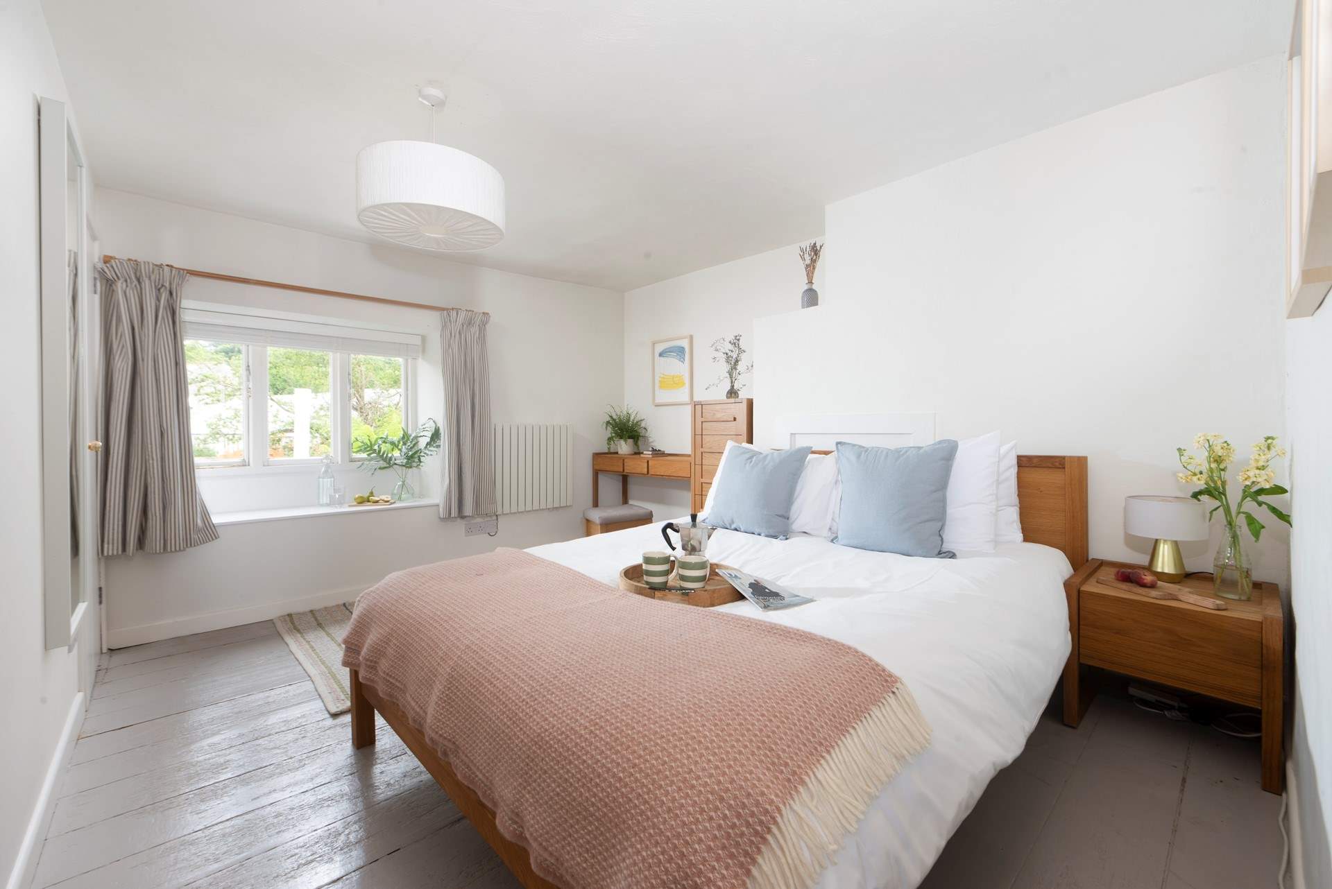 Spacious bedroom 1 has a king-size double bed (5'). 