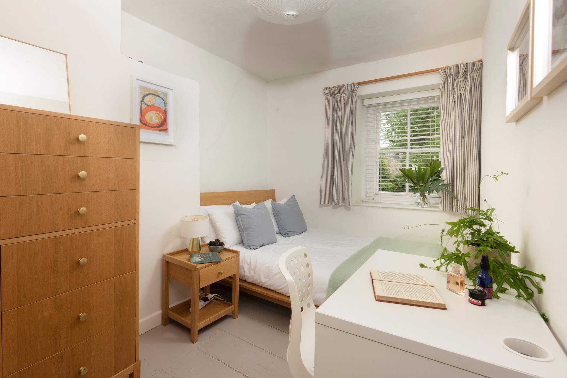 Bedroom 2 has a double bed (4'6