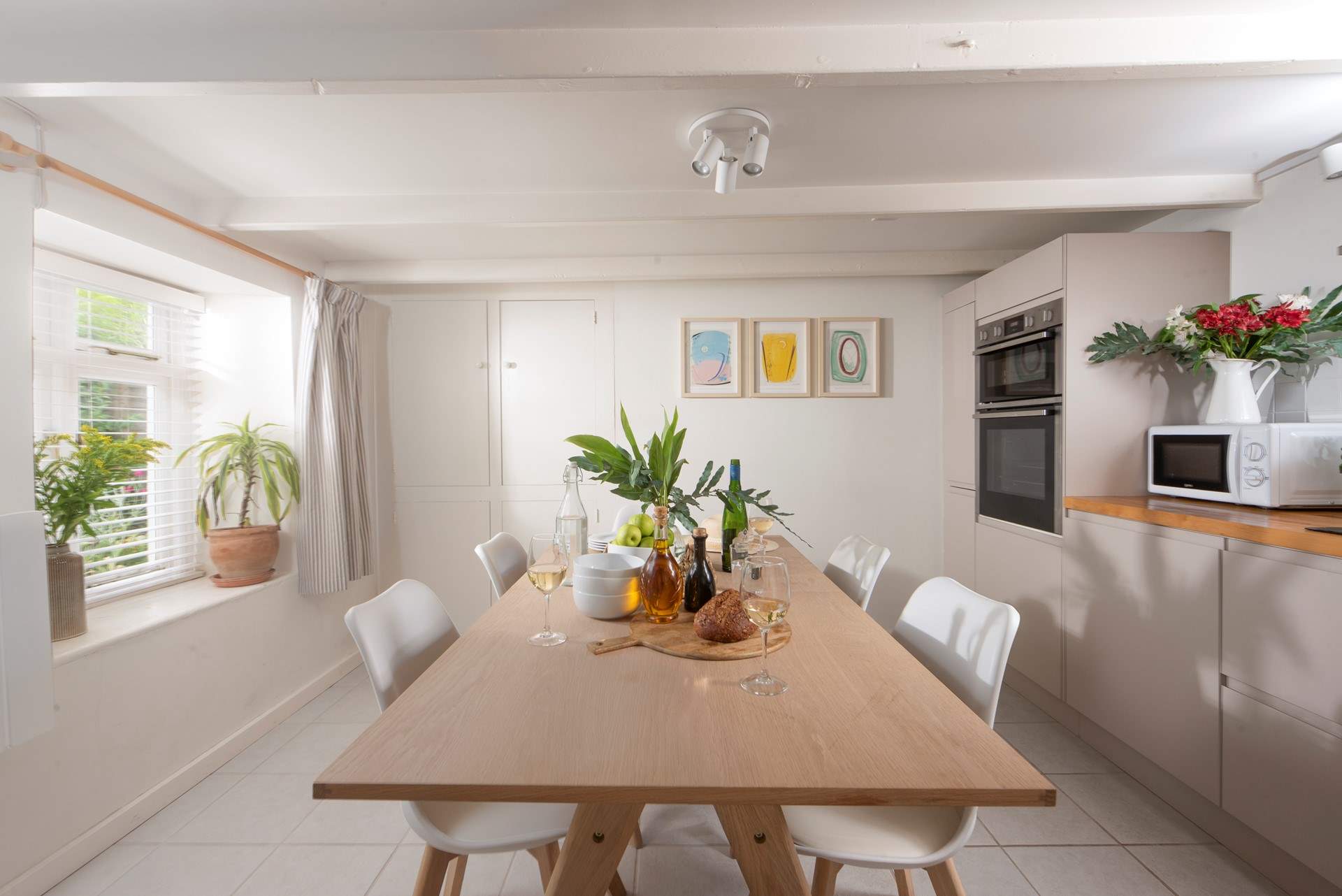 The kitchen/diner is the perfect place for sociable dining. 