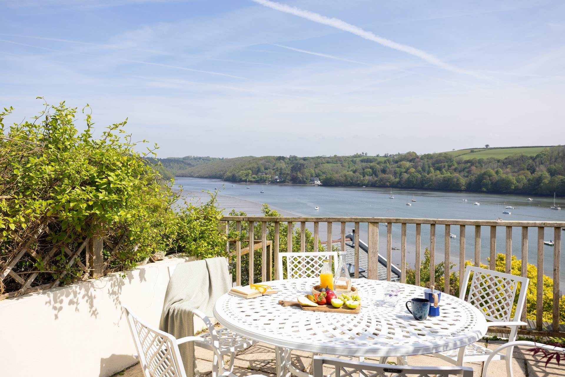 What a glorious spot to enjoy meals in the great outdoors.