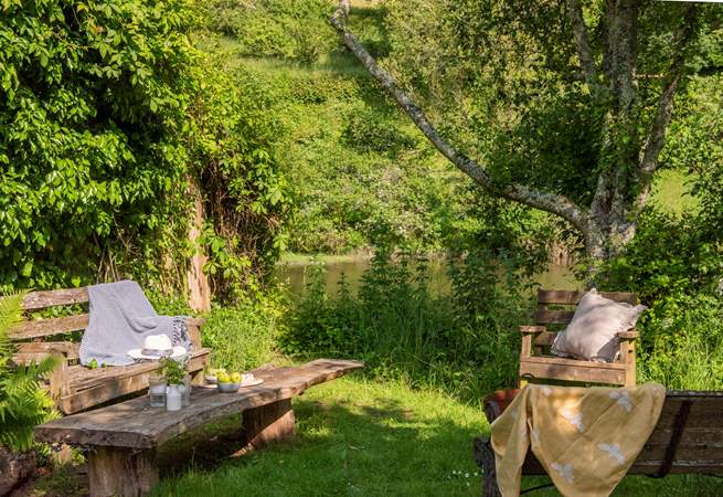 Relax next to the tidal waters of Penpol Creek and let the stresses and strains of everyday life drift away.