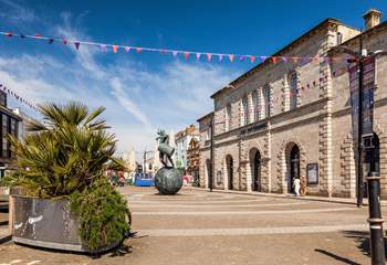 Browse the shops or enjoy a leisurely cup of coffee in one of the many cafes in Truro. 