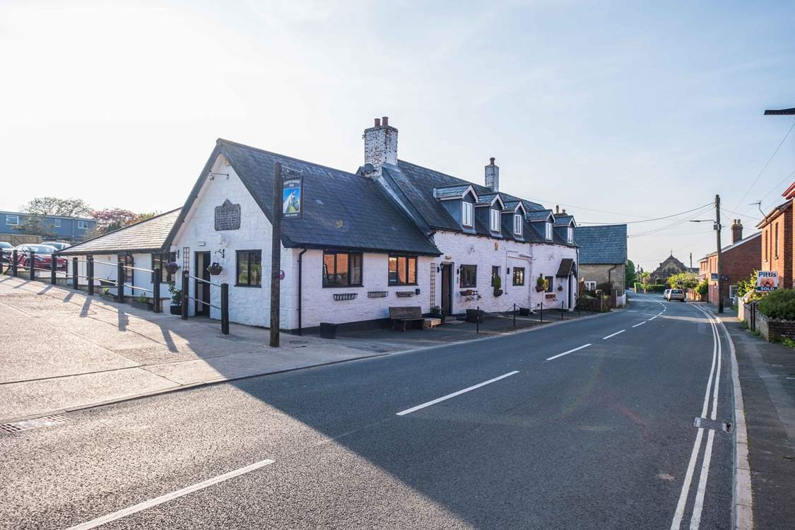 You'll find a lovely sunny beer garden and live music nights at the nearby pub, The White Horse Inn.