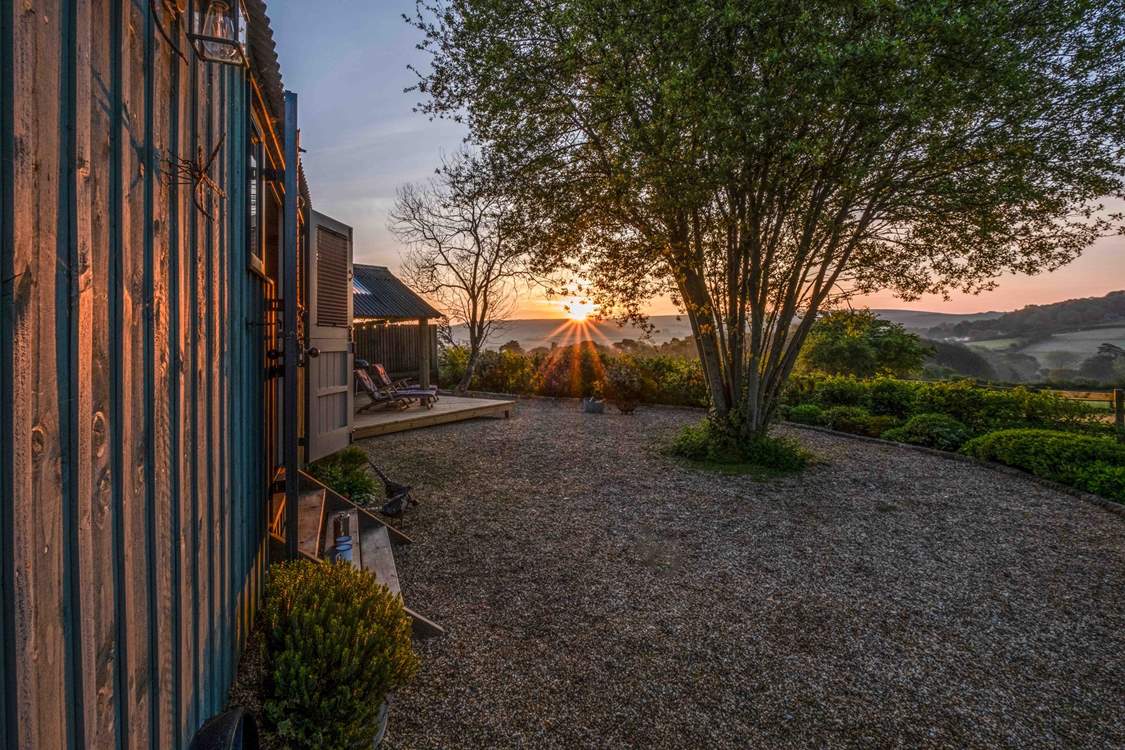Start your day with complete ease as you wake to the golden sunrise.