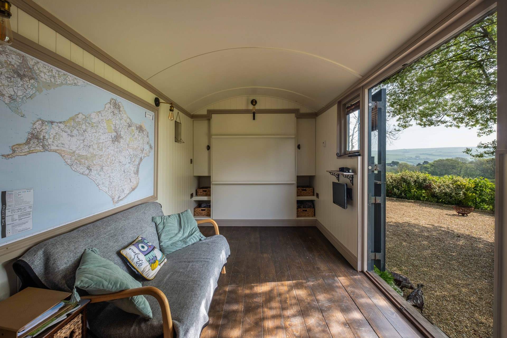 To allow for extra room, you can fold away the sumptuous double bed during the day. 