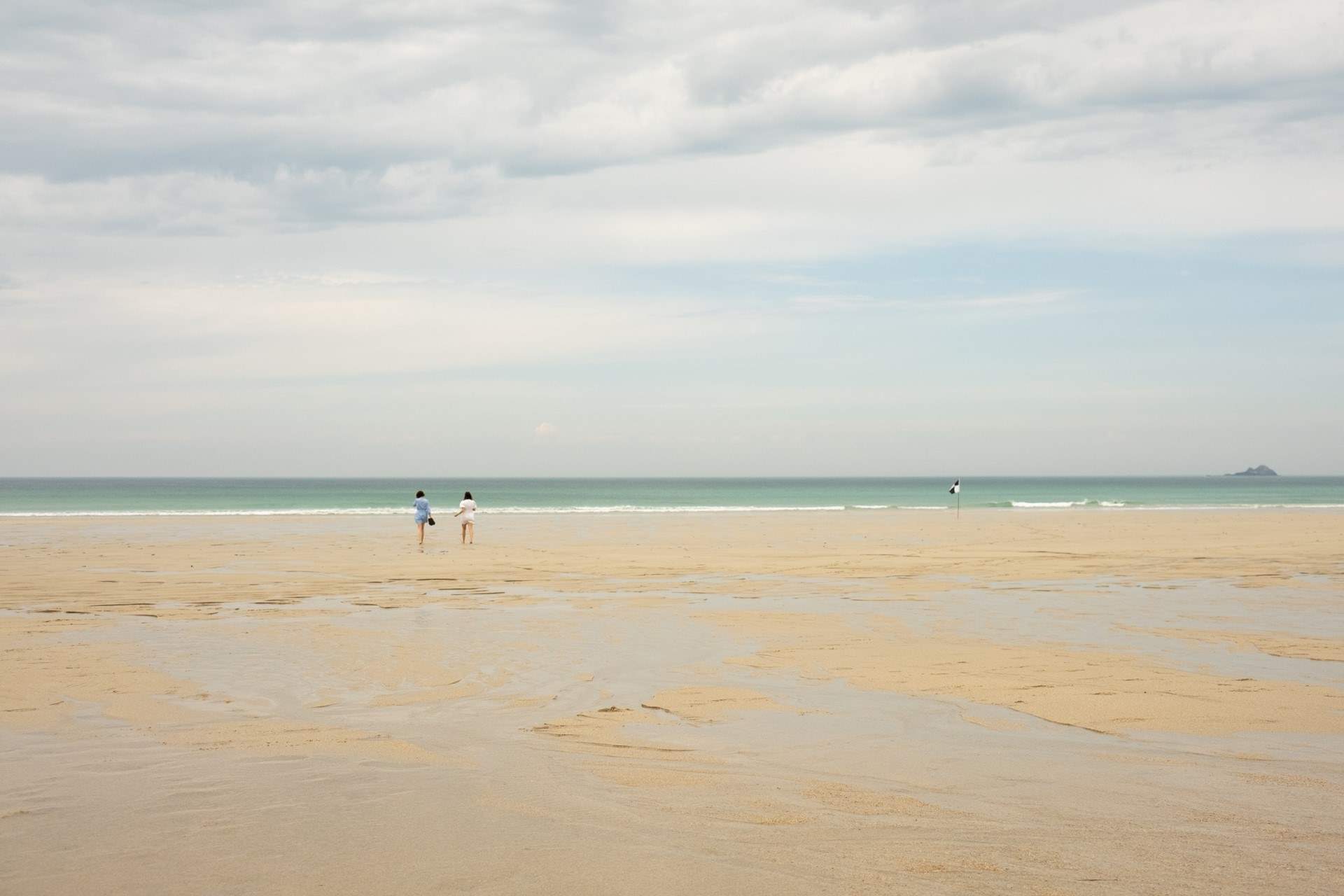 And sweeping golden sand.