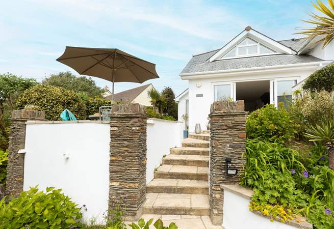 From parking up the car, you walk up through the manicured tropical garden passing the owners' house and on to Palms 1, which has been set back for your privacy. 