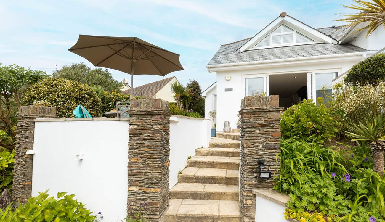 From parking up the car, you walk up through the manicured tropical garden passing the owners' house and on to Palms 1, which has been set back for your privacy. 