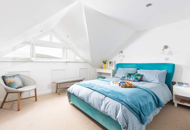 This beautiful bedroom offers sleek interiors with beautiful styling, the perfect combination for a dreamy sleep.