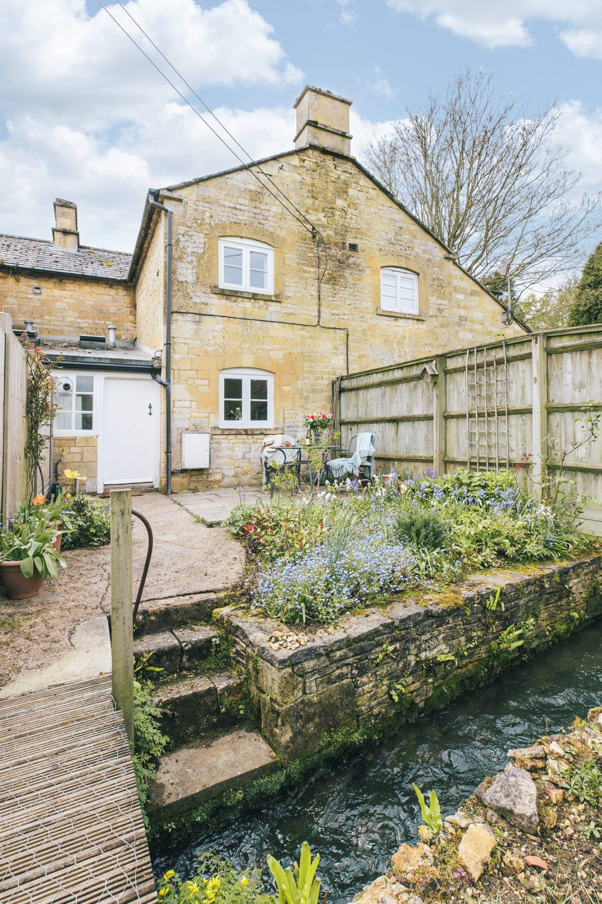 The garden is just the most peaceful place where you can while away summer days.