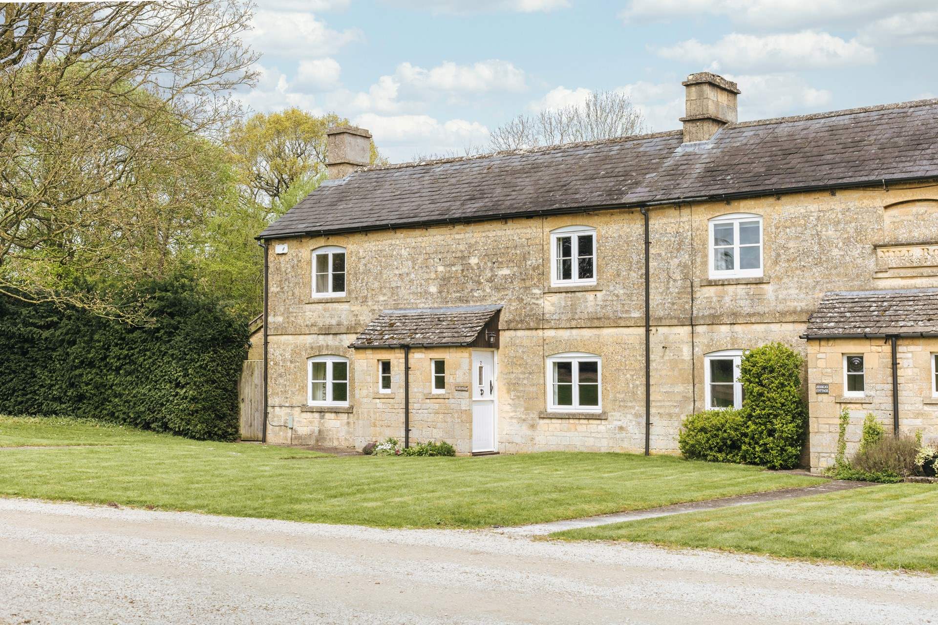 Welcome to this pretty terraced cottage.