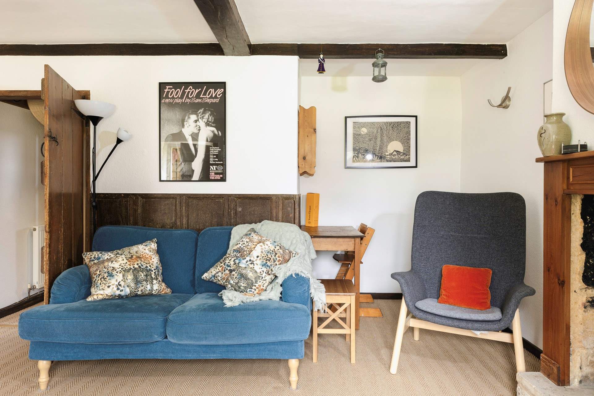 There is a handy desk area in the sitting-room.