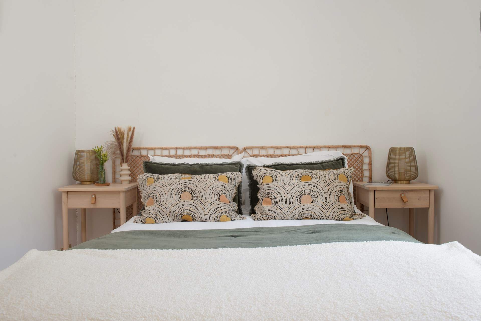  Cosy bedroom 2 with fresh crisp bed linen.