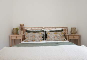  Cosy bedroom 2 with fresh crisp bed linen.