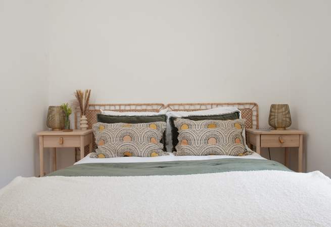  Cosy bedroom 2 with fresh crisp bed linen.