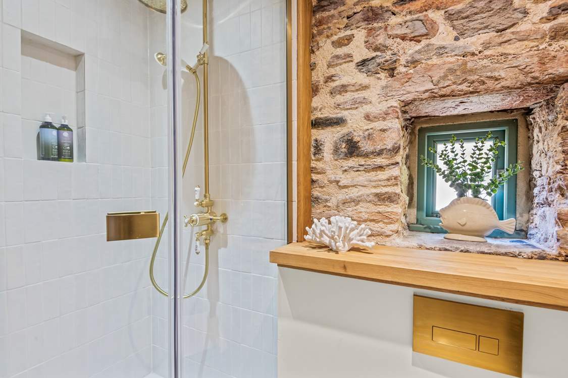 Beautiful exposed stone features can even be enjoyed in the shower-rooms.