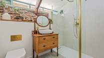 Now that's what I call a glorious shower-room.