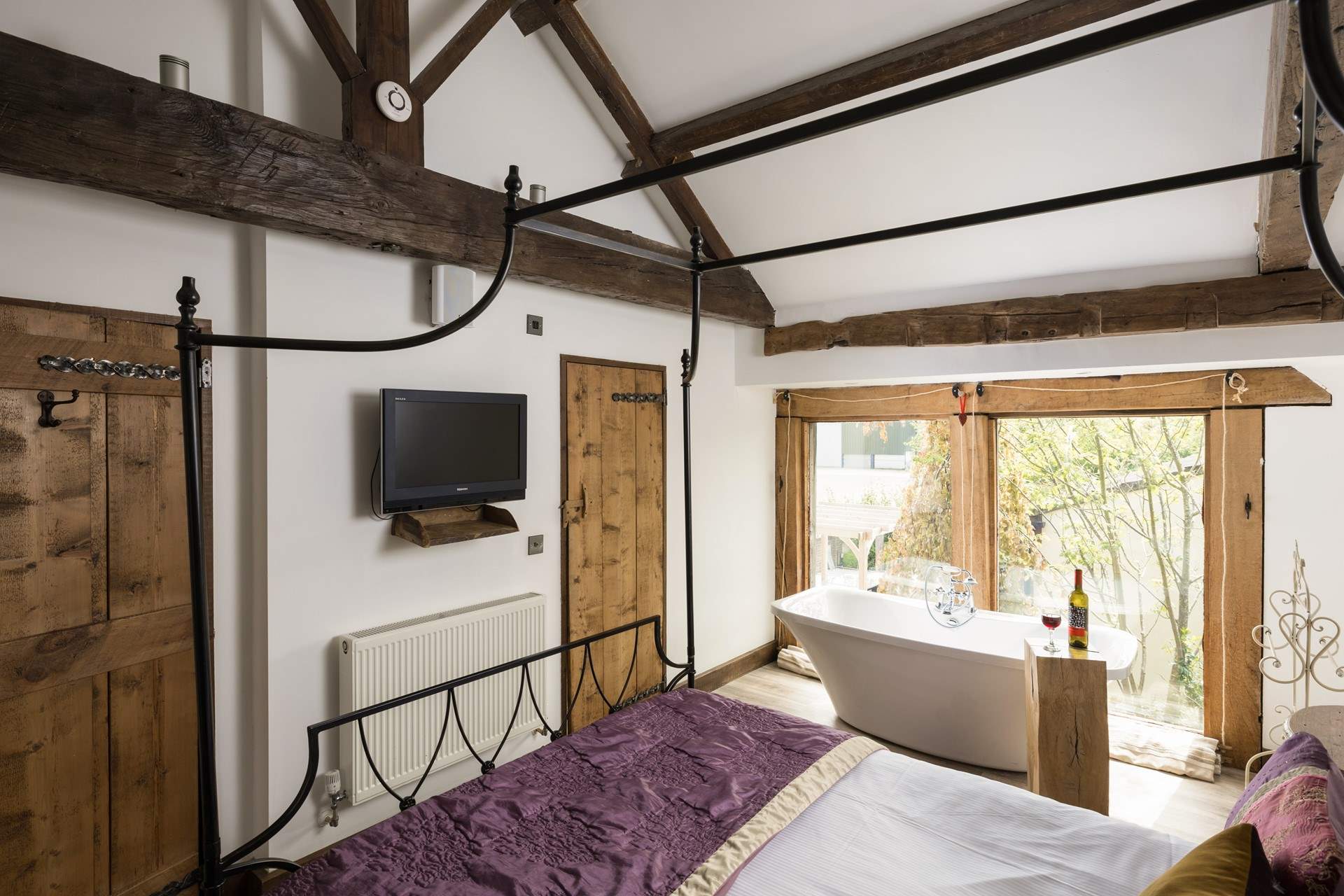 This gorgeous king-size bedroom has an en suite shower-room.