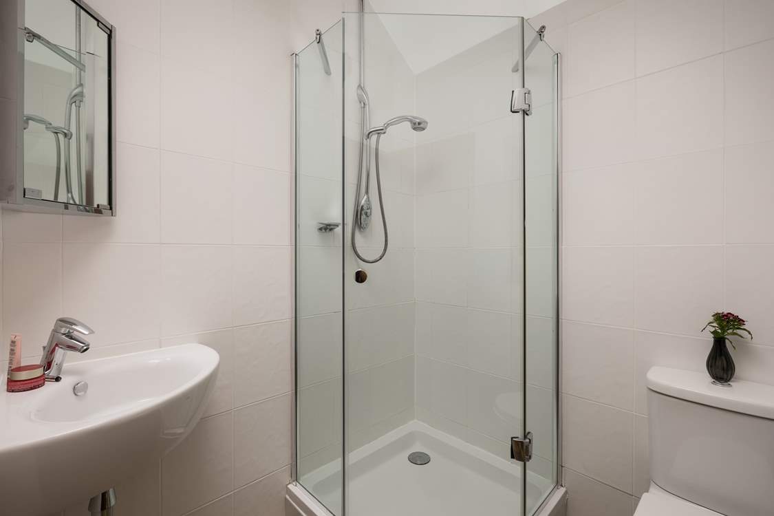 En suite to the twin bedroom.