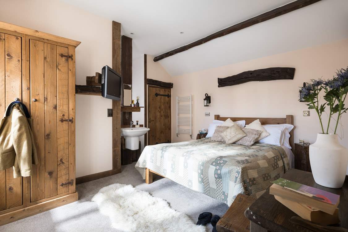 The beams really set off the individuality of this lovely king-size bedroom.