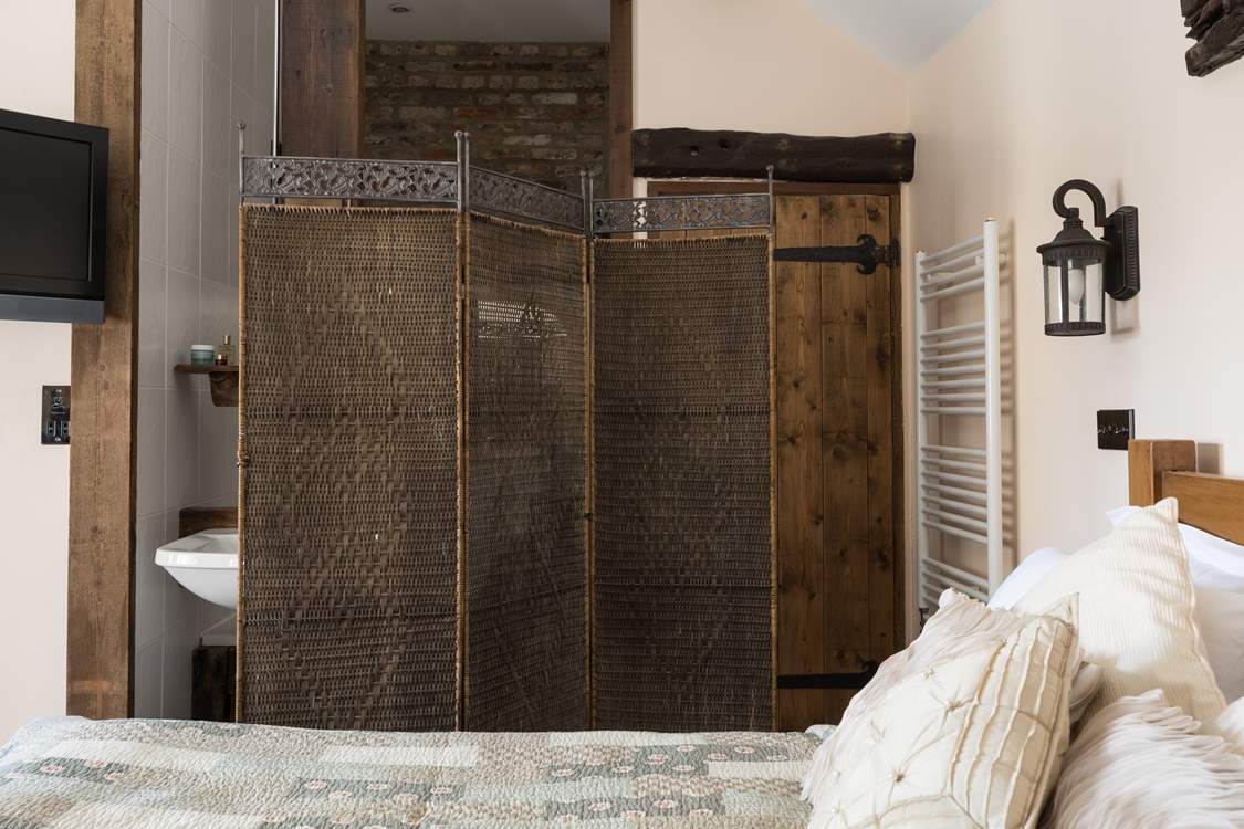 A useful screen for you whilst bathing.