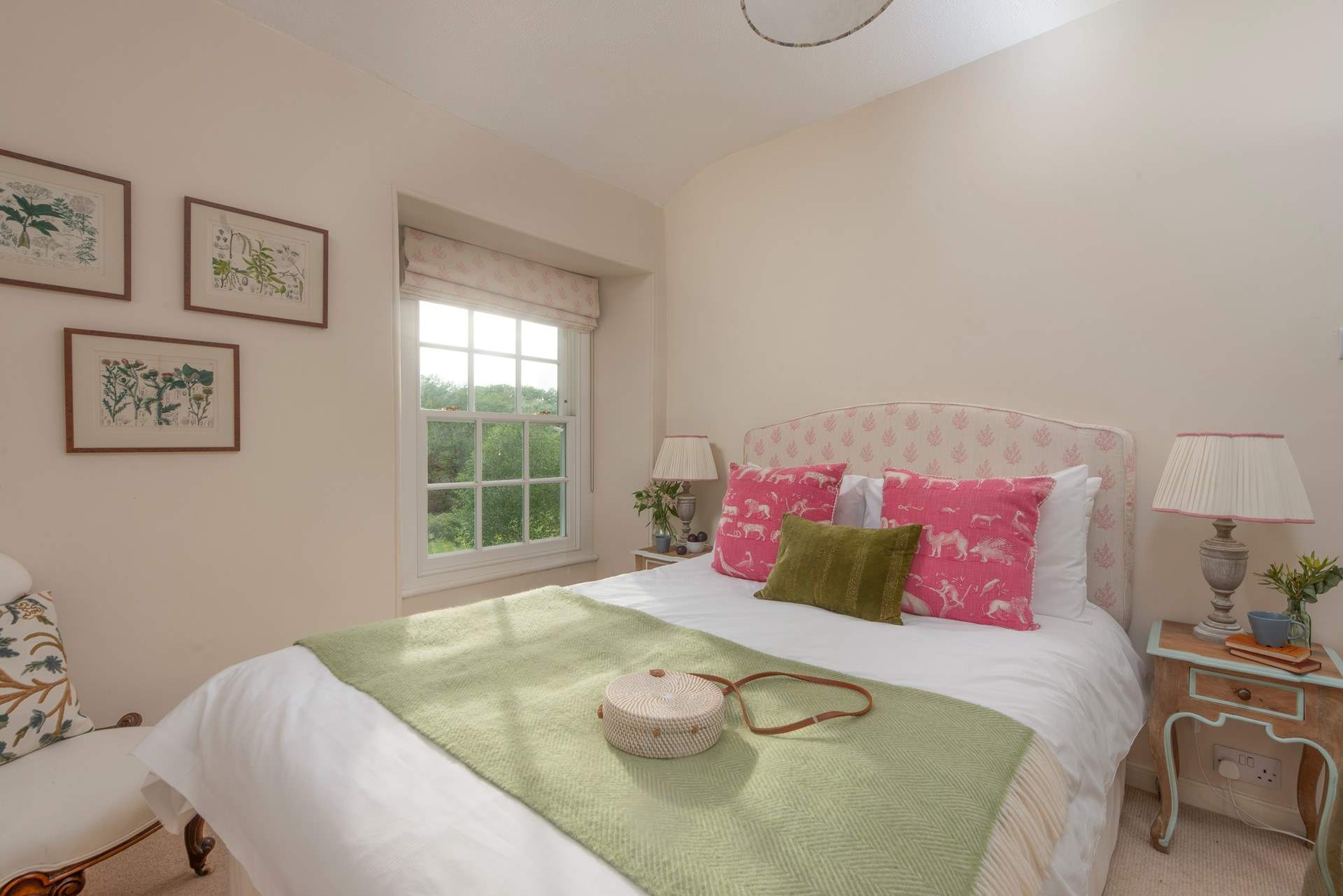 Let the sunlight pour in through the characterful sash windows.